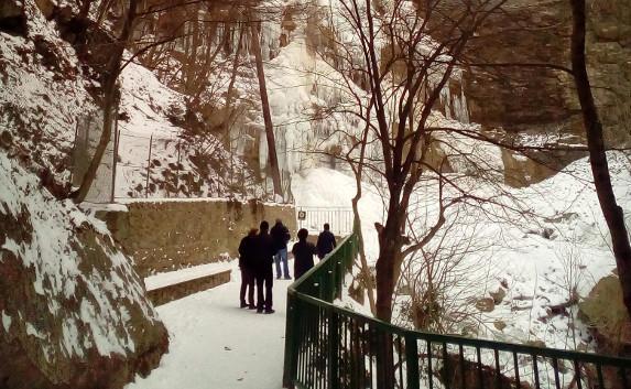 На крымском водопаде Учан-Су растут ледяные сталактиты — фото